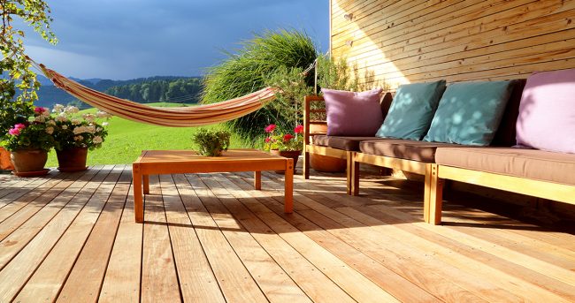 Terrasse mit Möbeln und Hängematte